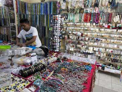 ... in cui troviamo il titolare bengalese circondato da perline, bracciali e collane